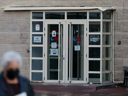 Entrada de un centro de salud de la ciudad de Madrid.