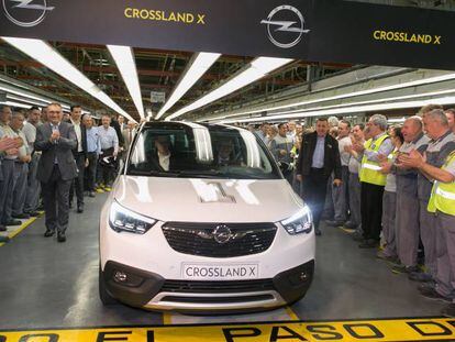 Trabajadores de Figueruelas aplauden la salida del primer Opel Crossland X.