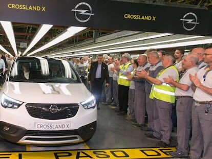 Trabajadores de Figueruelas aplauden la salida del primer Opel Crossland X.