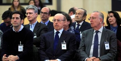 El antiguo presidente del grupo Pescanova Manuel Fernández de Sousa (d), junto a los máximos responsables de la empresa entre 2009 y 2013, se sienta en el banquillo de la Audiencia Nacional en San Fernando de Henares (Madrid).