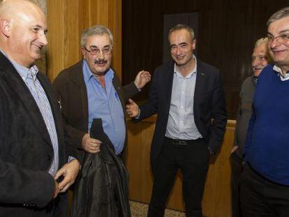 Promotores de la iniciativa con el diputado socialista Santín (en el centro)