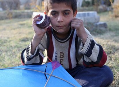 Zabur, de 11 años, se deja fotografiar con su cometa.