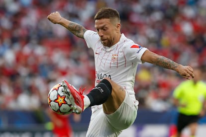 Papu Gómez controla el balón durante el encuentro contra el Salzburgo en el Ramón Sánchez-Pizjuán.