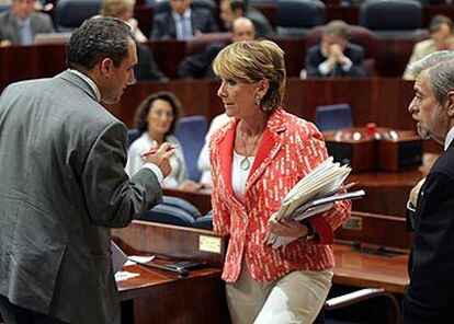 Esperanza Aguirre y Rafael Simancas, ayer, en la Asamblea de Madrid.