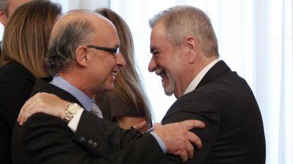 El ministro de Hacienda, Cristóbal Montoro, felicita a Antonio Beteta, secretario de Estado de Administraciones Públicas, el día de su toma de posesión.
