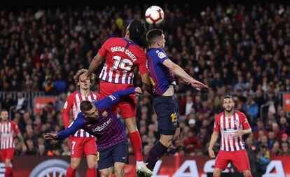 Costa y Lenglet saltan por el balón.