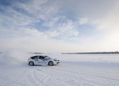 Clase de conducción sobre nieve al estilo Rally con Juha Kankkunen.