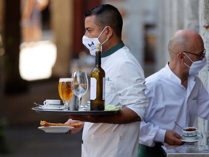 Dos camareros, en una cafetería del centro de Madrid en septiembre.