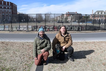 Dustin Klein y Alex Criqui, de Reclaiming the Monument, proyectaron durante las protestas del movimiento Black Lives Matter de 2020 imágenes de George Floyd y de ilustres personajes de la historia afroamericana sobre el monumento del general Robert E. Lee. En la imagen, posan donde una vez estuvo esa estatua, hoy una rotonda vacía y vallada. Su trabajo dio la vuelta al mundo.