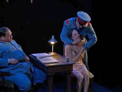 Una escena de la obra de teatro 'Las putas de San Julián', inspirada en un hecho real ocurrido en la Patagonia.
