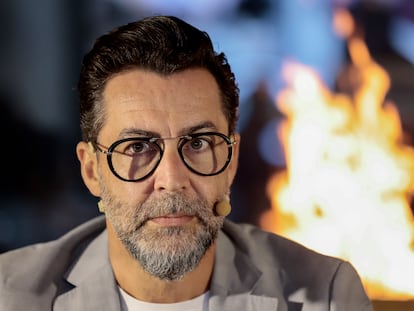 El cocinero con tres estrellas Michelin Quique Dacosta durante la presentación de la sexta edición del certamen gastronómico D*na Festival Dénia, que del 30 de septiembre al 1 de octubre reunirá en esta localidad alicantina, con el mar como eje conceptual, a cocineros, restauradores, productores, críticos y aficionados a la gastronomía.