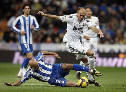 Manuel Pablo le arrebata el balón a Robben.