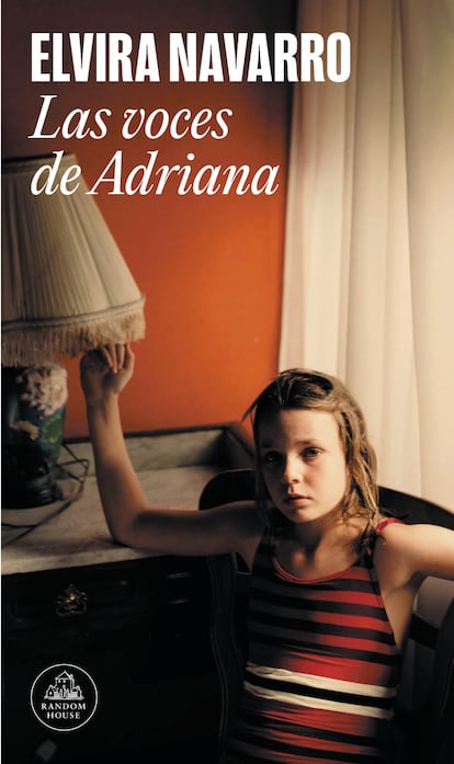 Portada del libro 'Las voces de Adriana', de Elvira Navarro