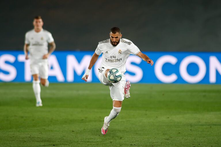 Benzema controla un balón durante un partido esta temporada.