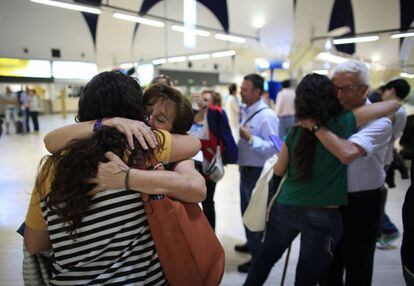Una familia se despide en el aeroperto de Sevilla.