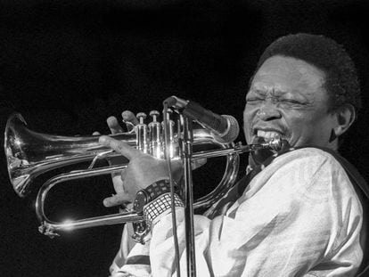 El músico sudafricano Hugh Masekela, en Nueva York en 1994. 