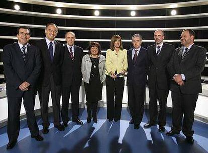 De izquierda a derecha, Jané (CiU), González Pons (PP), Erkoreka (PNV), Muñoz (IU), la moderadora Ana Blanco, Jáuregui (PSOE), Ridao (ERC) y Bañolas (CC), en TVE.