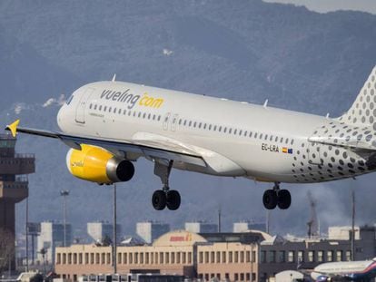 Un avi&oacute;n de Vueling, en El Prat.