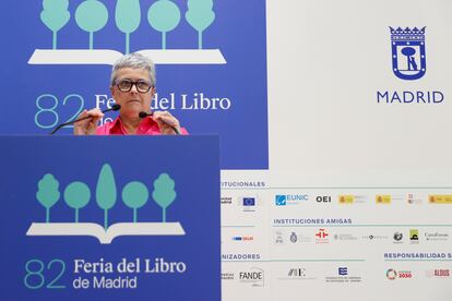 La Feria del Libro de Madrid, que se celebrará del 26 de mayo al 11 de junio, tendrá un total de 385 casetas, que acogen a 424 expositores y que darán cabida a más de 1.000 editoriales (cifra que se alcanza porque, por ejemplo, en las 13 casetas de distribuidores estarán representadas 578 editoriales). Así lo explicó ayer la directora de la feria, Eva Orúe, quien también detalló que la edición de este año ha tenido un coste de un millón y medio de euros. Entre las novedades de esta feria están la ampliación de cuatro a cinco de los espacios de firmas, la creación de una zona de descanso y la instalación de lonas para dar sombra.