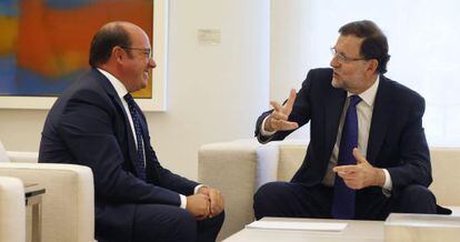 El president del Govern espanyol, Mariano Rajoy, amb el president de Múrcia, Pedro Antonio Sánchez, aquest dimecres.