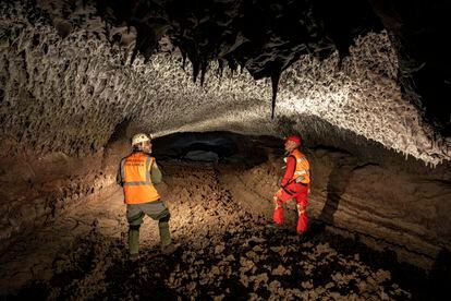 Técnicos de espeleología volcánica
exploran el Tubo Rojo, un nuevo túnel volcánico formado tras la erupción.