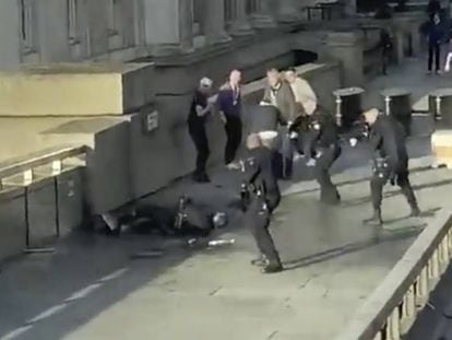 Policías y ciudadanos en el puente de Londres en el momento del ataque. En vídeo, imágenes del ataque.