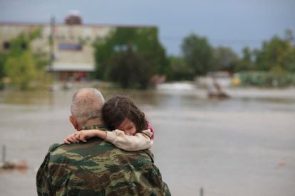 Georgia abraza a su padre tras haber sido rescatada por los bomberos en Larissa, Grecia, este miércoles. 