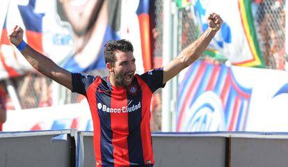 Mart&iacute;n Cauteruccio celebra el primer gol de San Lorenzo en el cl&aacute;sico ante Hurac&aacute;n