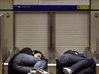 Dos pasajeros duermen en las cintas de Barajas.