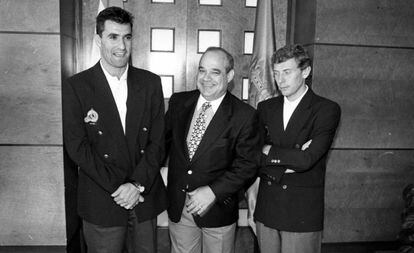 Enrique Fernández Prado, entre Míchel y Butragueño, en 1996.