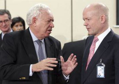 Margallo conversa con Hague durante la reuni&oacute;n de ministros de Exteriores de la OTAN.