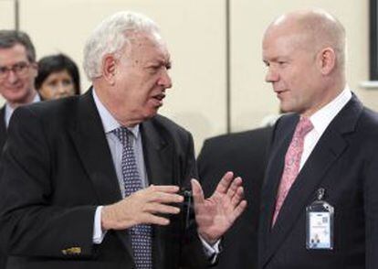 Margallo conversa con Hague durante la reunión de ministros de Exteriores de la OTAN.