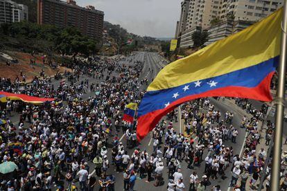 El presidente encargado de Venezuela, Juan Guaidó, se ha dirigido a sus seguidores y ha llamado a "paros escalonados" a partir del jueves hasta lograr una huelga general.