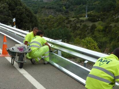 Operarios de API en labores de conservación vial.