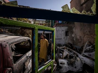 Un vecino inspecciona los daños en el patio de la casa de la familia Ahmadi, el 13 de septiembre en Kabul.