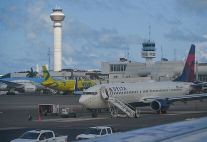 Aviones de distintas aerolíneas en el aeropuerto mexicano de Cancún.
