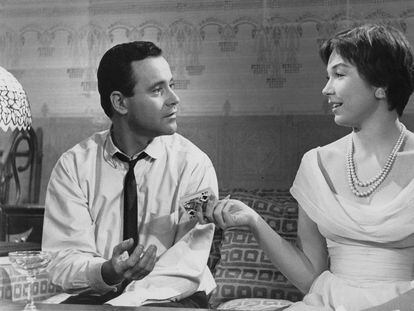 Jack Lemmon y Shirley Mc Laine en una escena de 'El apartamento', de Billy Wilder.