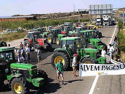 Decenas de tractores cortaron ayer, entre otras carreteras, la autovía A-2 a la altura de Fonolleres (Segarra).