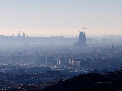 En las últimas dos semanas la Generalitat ha activado en varias ocasiones el plan preventivo por contaminación en el área metropolitana de Barcelona. En la imagen, la ciudad de Barcelona el 19 de diciembre.