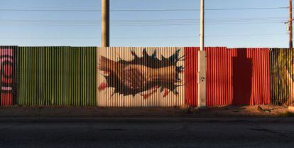 Vista de una pintada sobre la cerca fronteriza que divide al estado de Mexicali ( M&eacute;xico) y Calexico (EEUU). 