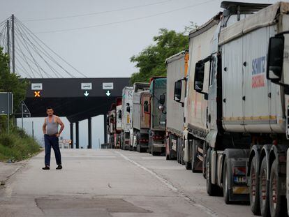 Camiones de mercancía hacen cola en Merdare, en la frontera entre Kosovo y Serbia, este jueves 15 de junio de 2023.