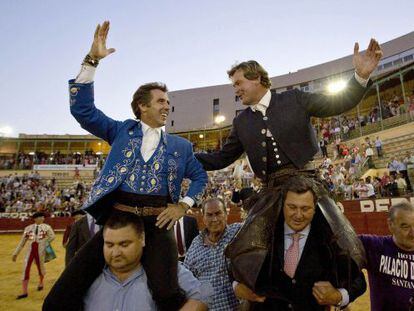 GRA635. JEREZ DE LA FRONTERA. 14/05/2015.- Los rejoneadores Pablo Hermoso de Mendoza (i) y Ferm&iacute;n Boh&oacute;rquez (d) salen a hombros tras el festejo de rejones que han ofrecido hoy en Jerez (C&aacute;diz). EFE/Rom&aacute;n R&iacute;os.