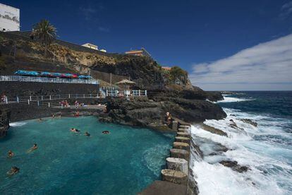 Las piscinas naturales de Charco Azul, entre San Andrés y Puerto Espíndola, con buenos servicios y acceso gratuito, invitan a un confortable chapuzón frente al océano.