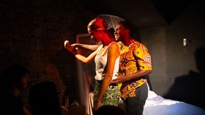 Momento de la obra de teatro 'Négatif', que narra la historia de una mujer con lepra en Benín (África), este 26 de septiembre en Madrid.