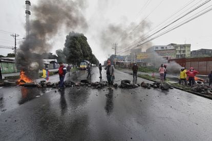 Indígenas de la provincia de Cotopaxi bloquean la avenida Maldonado, cerca de la iglesia de Cutuglagua en Quito, el 20 de junio de 2022, antes de marchar hacia el parque El Arbolito, lugar de concentración de los manifestantes.