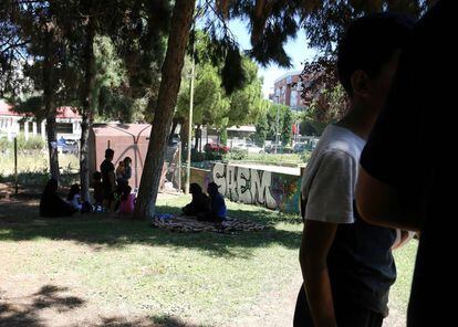 Una familia, mujeres y niños, de refugiados sirios acampan en un parque cercano a la mezquita de la M-30 en Madrid. 