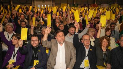 Aragonès y Junqueras votan durante el congreso del partido en Lleida.
