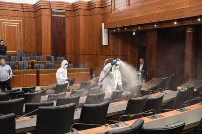 Labores de desinfección en el Parlamento de Líbano.