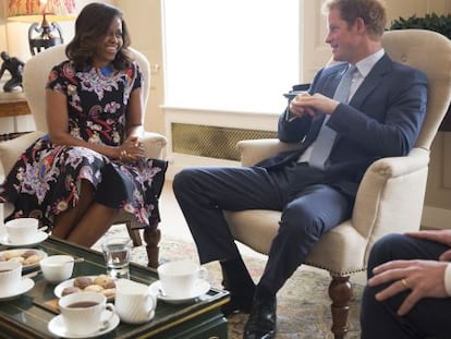 Michelle Obama tomando el té con el príncipe Enrique en Londres en 2015.