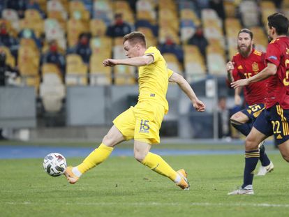 Tsygankov marca el gol del triunfo de Ucrania ante España ante la mirada de Navas y Ramos